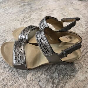 Clarks Bendables Sandals Womens Size 9M Pewter Bronze Slingback Wedge Shoes 9